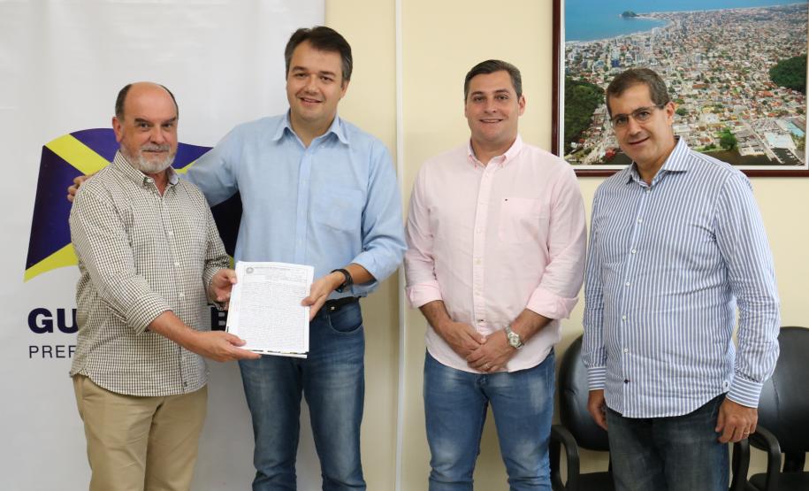 Secretário da Administração e da Previdência, Fernando Ghignone, prefeito de Guaratuba, Roberto Justus, vice-prefeito Jean Colbert Dias, e diretor-geral da Secretaria da Administração e da Previdência, Francisco Cesar Farah