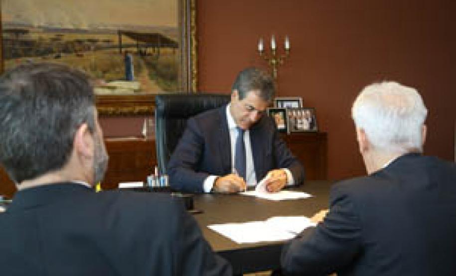 Governo antecipa pagamento do terço de férias de professores Estado disponibiliza a partir deste sábado R$ 86,4 milhões para 54.450 pagamentos a servidores. Quem tem conta no Banco do Brasil pode fazer os saques no mesmo dia e aqueles que optaram por outra instituição poderão movimentar os vencimentos no próximo dia útil.