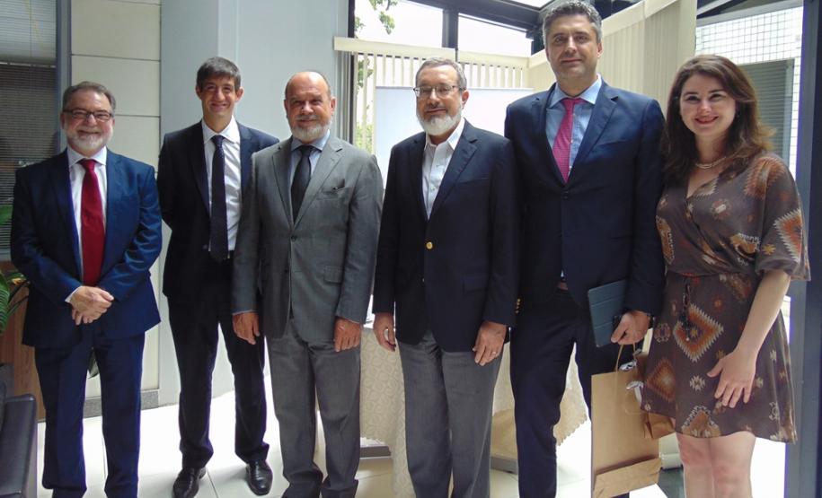 Secretário do Planejamento e Coordenação Geral, Juraci Barbosa; coordenador de Operações do Banco Mundial em Washington, Rafael Munoz Moreno; secretário da Administração e da Previdência, Fernando Ghignone; gerente do Setor Público e Instituições do Bird para a América Latina e o Caribe, Robert Taliercio; gerente do projeto no Paraná, Davide Zucchini; e analista do Setor Público, Angela Marques Porto.