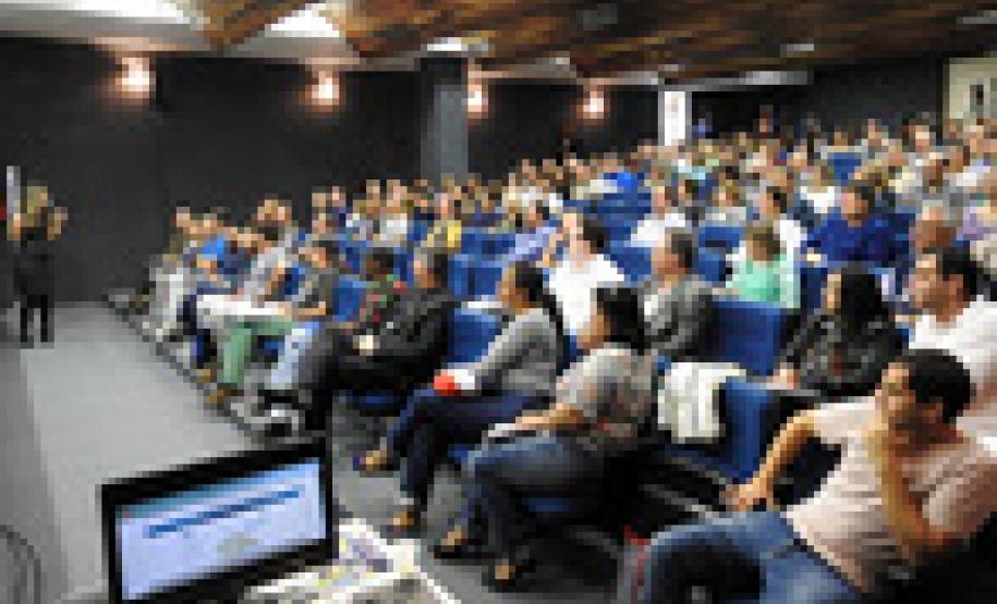 Encontro de capacitação de servidores para adoção do Manual de ProcedimentosContábeis Patrimoniais. Presença da coordenadora de Patrimônio do Estado, Marta Cristina Guizelini.