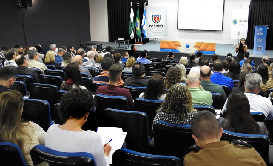 Encontro de capacitação de servidores para adoção do Manual de ProcedimentosContábeis Patrimoniais. Presença da coordenadora de Patrimônio do Estado, Marta Cristina Guizelini.