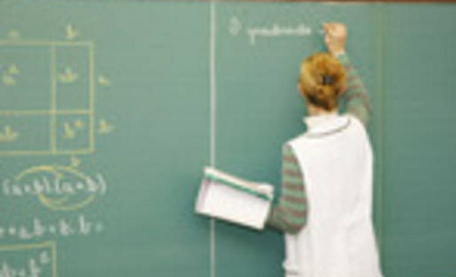 Professores recebem progressões na folha de novembro Receberão o benefício 17.769 profissionais. O Governo do Estado vem regularizando os pagamentos referentes às promoções e progressões ocorridas desde 2015. Até o final do ano, mais de R$ 1 bilhão será destinado a este fim.