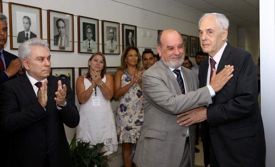 Reinhold Stephanes assume Secretaria da Administração e da Previdência Transmissão de cargo na SEAP. Sai Fernando Ghignone, entra Reinhold Stephanes.