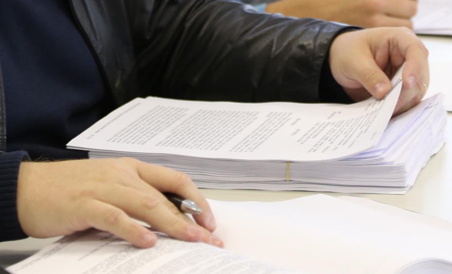 Governo determina revisão e reavaliação de contratos Decreto assinado pelo governador determina reavaliação de licitações em curso e contratos vigentes para compra de bens e de fornecimento de serviços. Objetivo é verificar onde é possível economizar recursos ou aprimorar processos.