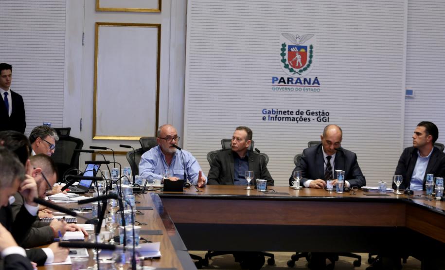 Na segunda reunião da comissão permanente criada para discutir a possibilidade de reajuste salarial para os servidores, técnicos do governo e representantes sindicais tentaram chegar a um consenso sobre os números.