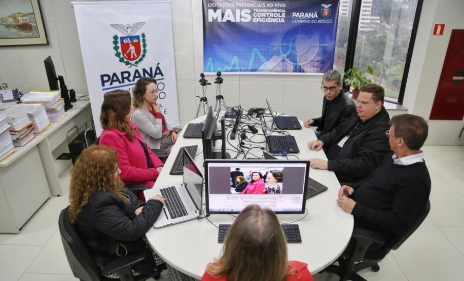 Afirmação foi feita pelo governador Ratinho Junior quer esteve na Secretaria de Administração e da Previdência, pasta que é responsável por cerca de R$ 2 bilhões em licitações todos os anos. Transmissão ao vivo dá mais segurança ao processo.