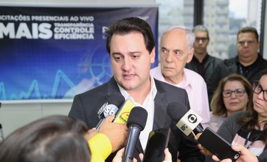 Afirmação foi feita pelo governador Ratinho Junior quer esteve na Secretaria de Administração e da Previdência, pasta que é responsável por cerca de R$ 2 bilhões em licitações todos os anos. Transmissão ao vivo dá mais segurança ao processo.