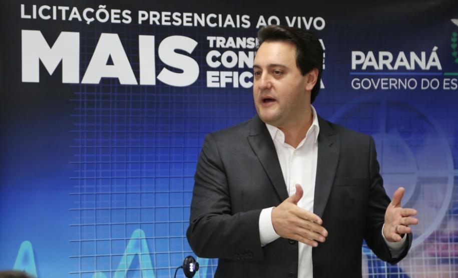 Afirmação foi feita pelo governador Ratinho Junior quer esteve na Secretaria de Administração e da Previdência, pasta que é responsável por cerca de R$ 2 bilhões em licitações todos os anos. Transmissão ao vivo dá mais segurança ao processo.