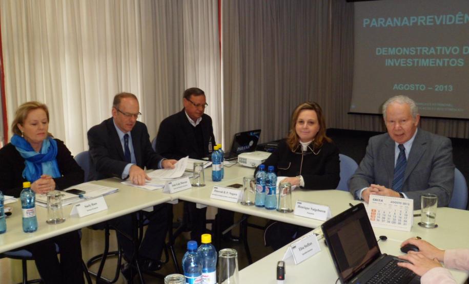A secretária da Administração e da Previdência, Dinorah Botto Portugal Nogara, fez a abertura da reunião do Conselho de Administração da ParanaPrevidência
