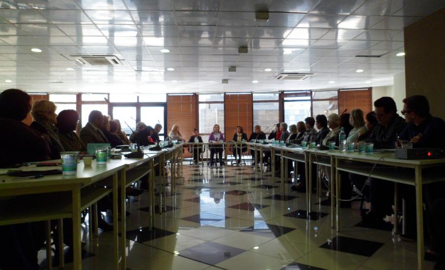 Encontro realizado no Palácio das Araucárias, em Curitiba, teve também a presença da poetisa Roza de Oliveira