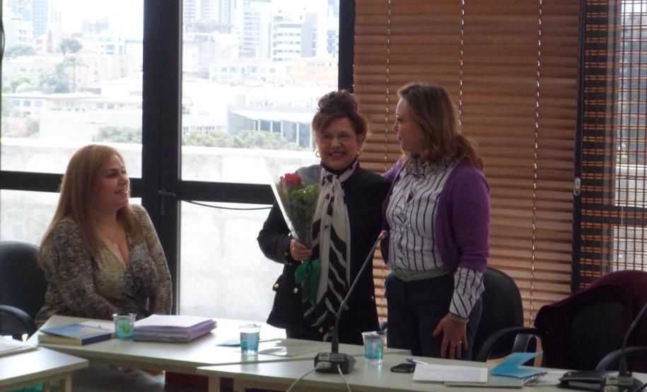 Encontro realizado no Palácio das Araucárias, em Curitiba, teve também a presença da poetisa Roza de Oliveira