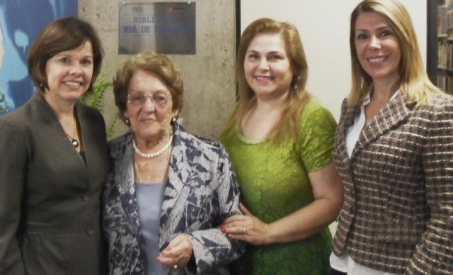 DEAP homenageia ex-diretor MBÁ DE FERRANTE Márcia Ganho, assessora do Gabinete da SEAP,  Fanny Miró Ferrante-viúva do homenageado,Maria da Graça Simão Gonçalves, diretora do DEAP, e Denise Guimarães- chefe de Gabinete da SEAP.