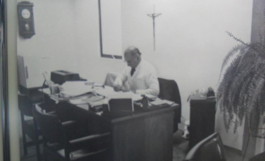 O Departamento Estadual de Arquivo Público- DEAP inaugurou nesta quarta-feira (23) a Biblioteca MBÁ de Ferrante. O espaço é uma homenagem póstuma ao jornalista, advogado e ex-diretor do DEAP, MBÁ de Ferrante, pelos relevantes serviços prestados ao Arquivo Público e ao Estado do Paraná.