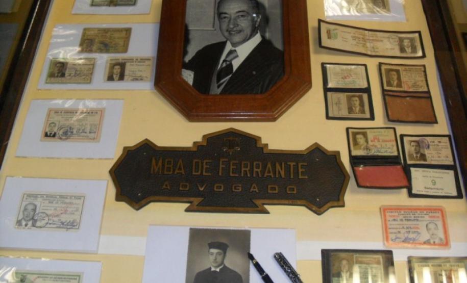 O Departamento Estadual de Arquivo Público- DEAP inaugurou nesta quarta-feira (23) a Biblioteca MBÁ de Ferrante. O espaço é uma homenagem póstuma ao jornalista, advogado e ex-diretor do DEAP, MBÁ de Ferrante, pelos relevantes serviços prestados ao Arquivo Público e ao Estado do Paraná.