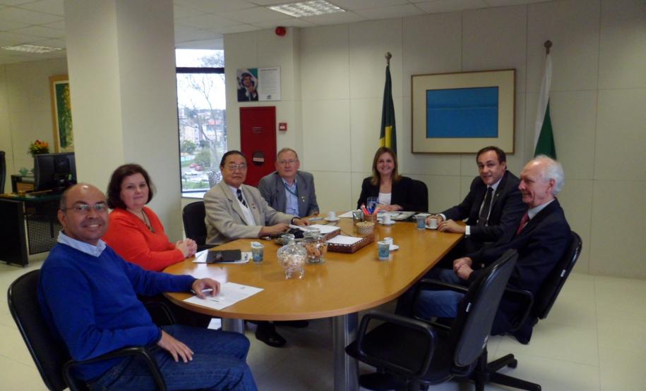 Da esquerda para a direita, coordenador de Patrimônio, Cléver de Almeida; diretora de RH, Sandra Sellucio Marques; ex-governador do Lions, Tosihiro Ida; presidente Lions Batel, Nilson Isaías Pegorini; secretária Dinorah Botto Portugal Nogara; deputado estadual Reinhold Stephanes Júnior; e ex-governador do Lions, Cláudio Miessa Rigo