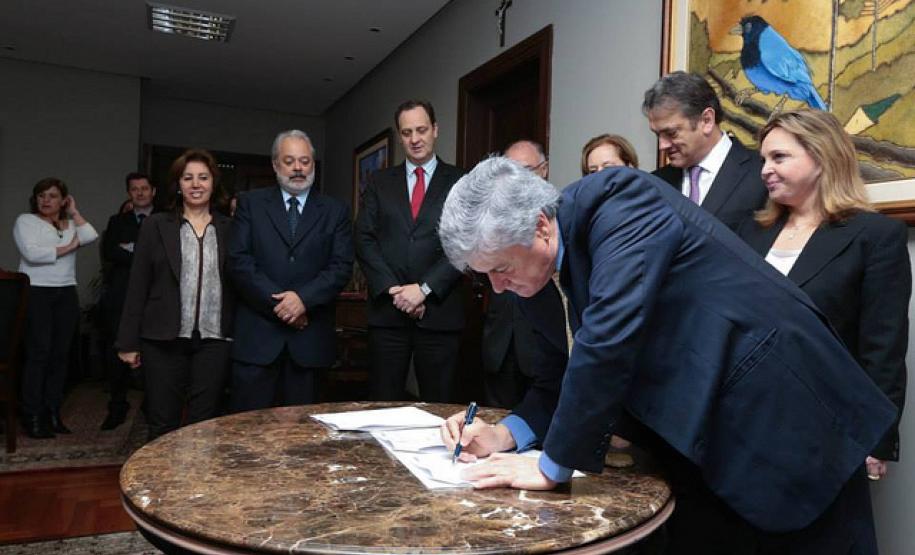 Presidente da Assembleia Legislativa, Valdir Rossoni, assina convênio que dá continuidade ao processo de regulação, concessão e manutenção de benefícios previdenciários dos servidores do Legislativo, pela Paranaprevidência