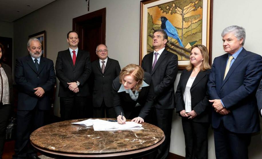 Diretora-presidente da Paranaprevidência, Suely Hass, assina convênio que dá continuidade ao processo de regulação, concessão e manutenção de benefícios previdenciários dos servidores do Legislativo, pela Paranaprevidência
