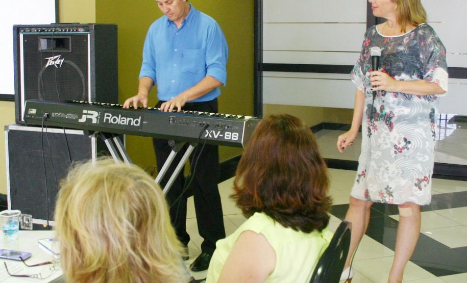 Servidores da Secretaria da Família e Desenvolvimento Social Palmiro Chaves de Souza Júnior e Cecy Kaviski fizeram uma apresentação musical