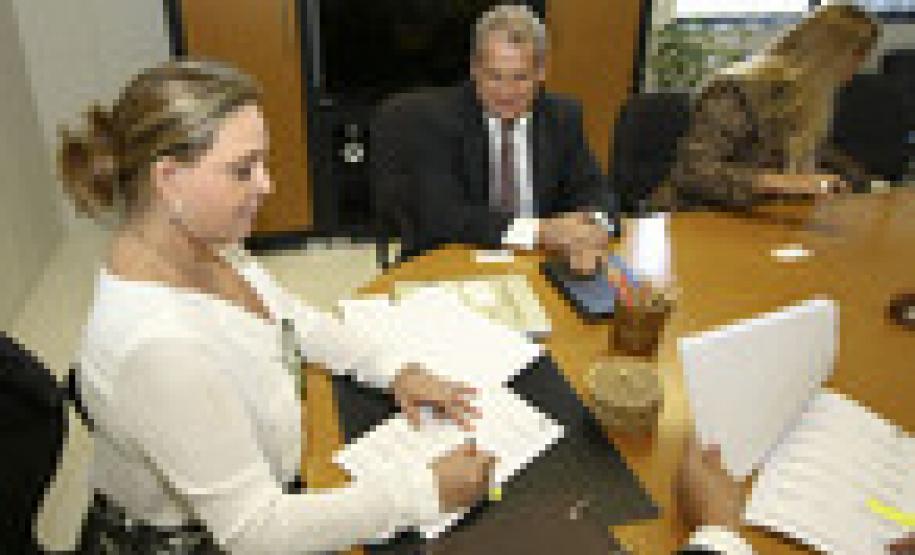 Governo implanta sistema informatizado de controle de combustível A secretária da Administração e da Previdência, Dinorah Botto Portugal Nogara, assinou o contrato com a sócia-diretora da Nutricash, Rosane Manica