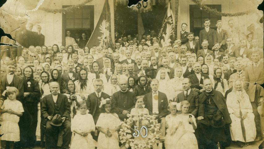 Cinquentenário da imigração polonesa no Brasil: no centro, sentados, o padre B. Bayer e o cônsul R. Misake, 1922, Tomás Coelho, Paraná.