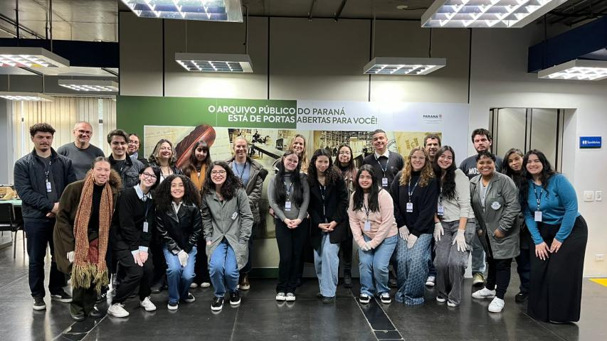 Estudantes de História da PUC visitam o Arquivo Público do Paraná